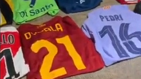 ¡El sueño de todo ‘pelotero’!: ‘Peque’ Schwartzman y una gran colección de camisetas de fútbol