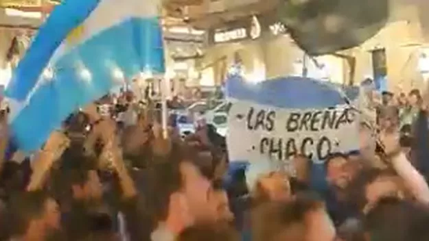 ¡Tremendo banderazo!: Hinchas argentinos alientan a su selección previo al choque contra México