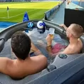 Viral: Hinchas vieron un partido de fútbol desde un jacuzzi al lado del campo